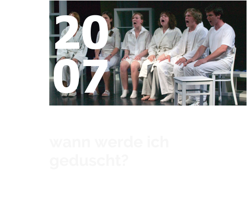 wann werde ich geduscht?  Alle Protagonisten leiden unter einer rätselhaften Krankheit die ihren Alterungsprozess dramatisch verkürzt. In nur 4 Wochen werden sie um 40 Jahre altern. …